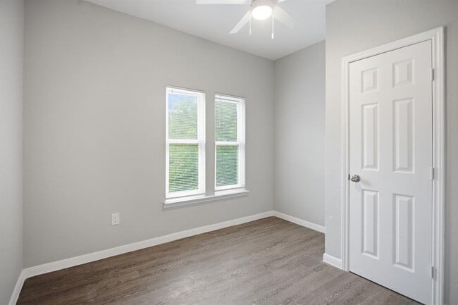 Building Photo - 611 Carpenter Ave