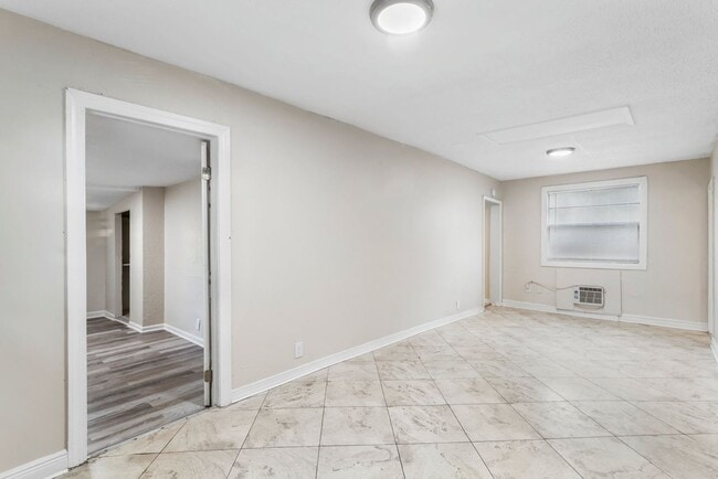 Building Photo - 3bdrm/1bath Home with large fenced yard  ** Section 8 OK ** $1,695.00