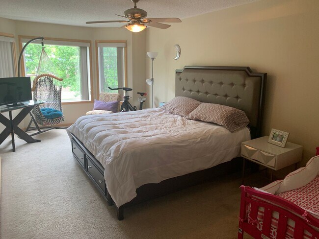 Building Photo - Lovely 2 Bed / 2 Bath TH w/ Heated Underground Parking in Plymouth!