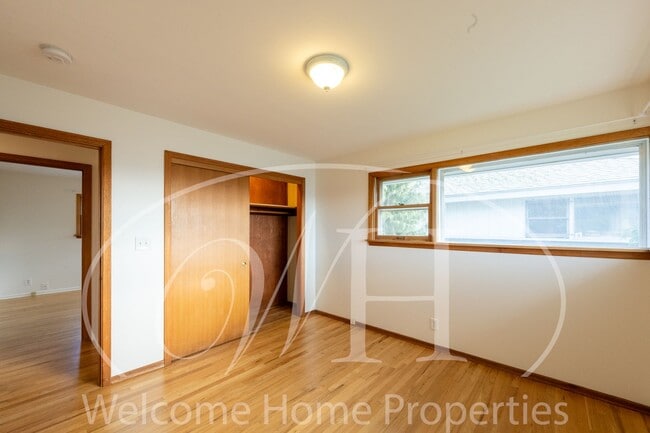 Building Photo - Spacious 5 Bedroom Home with Fenced Yard & Covered Parking