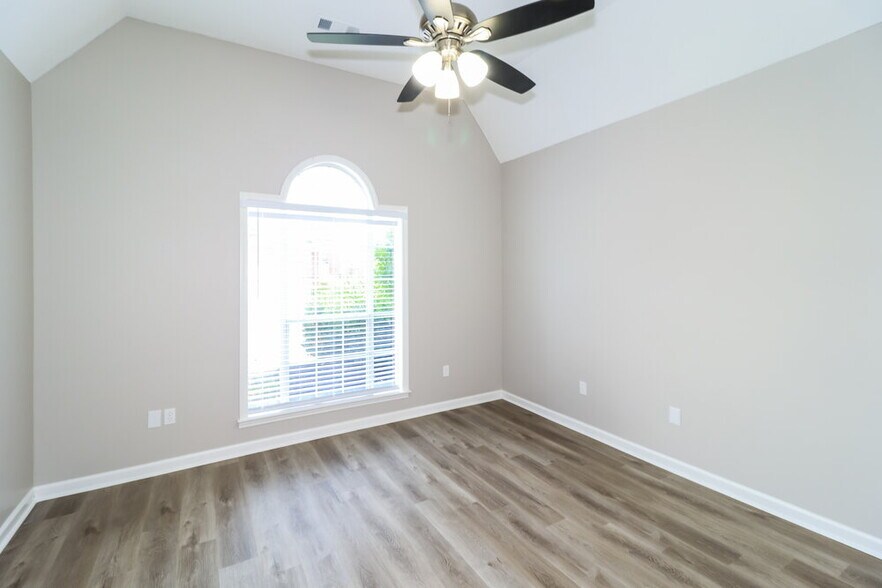 Building Photo - 8652 Eagle View Dr