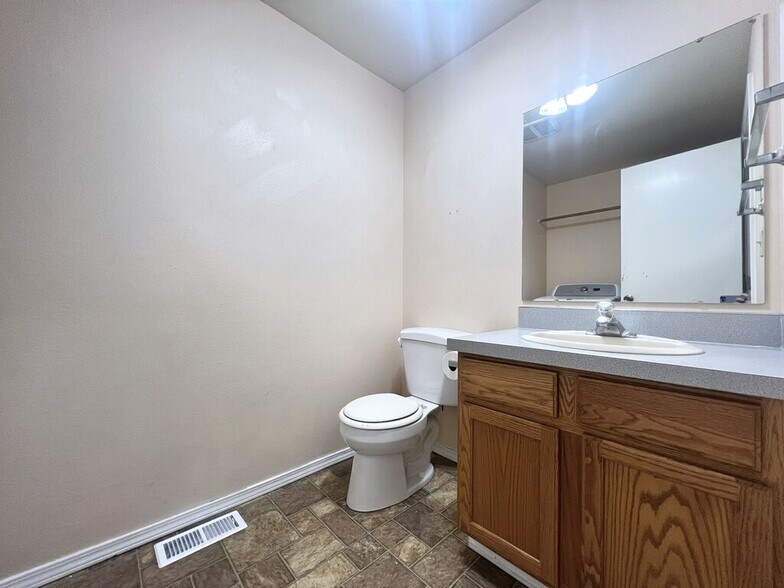 Building Photo - 10610 W Hinsdale St