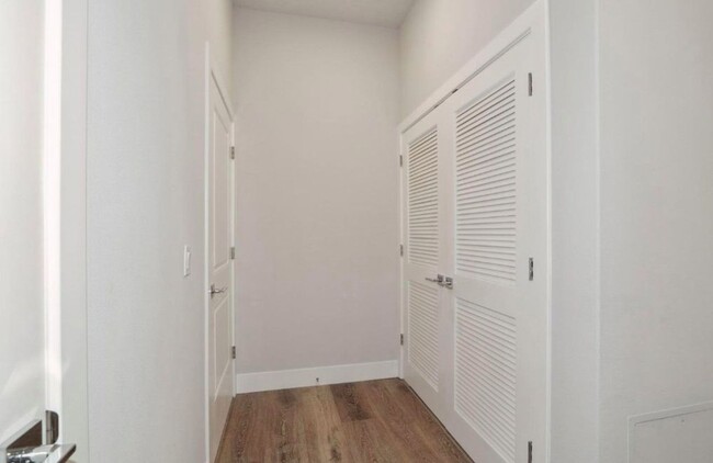 Building Photo - Beautiful 2 bedroom/2.5 bath unit at the C...