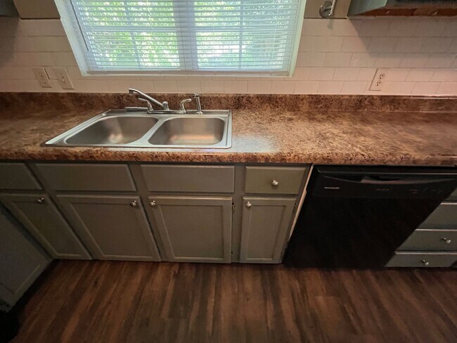 Building Photo - Brentwood 3 bedroom & 2 bathroom home, Huge Fenced Yard