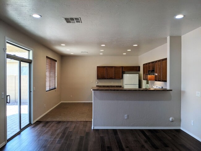 Building Photo - 4 Bedroom Home Near W Southern Ave and S 7...