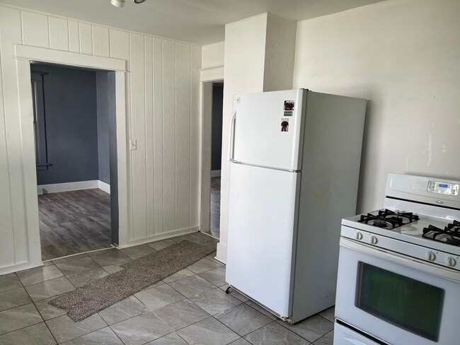 Building Photo - SPACIOUS 3 BEDROOM HOME READY TO WELCOME YOU