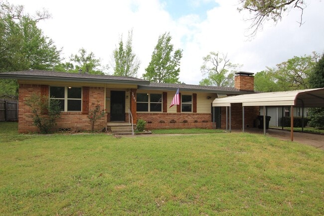 Building Photo - Adorable 3 Bed 2 Bath in Tyler with TWO Living Spaces! 1/2 OFF FIRST FULL MONTHS RENT!!