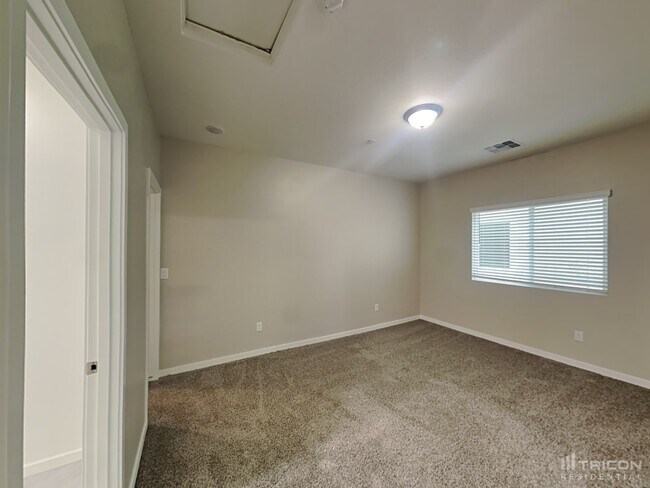 Building Photo - 4536 E Grandview St