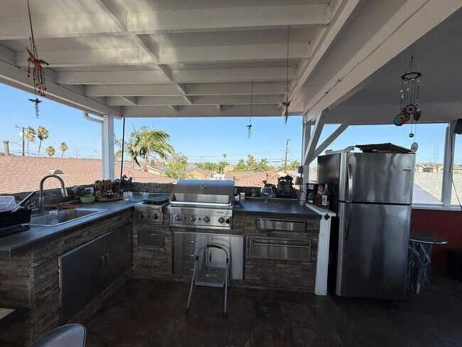 Building Photo - 4 bed 3 bath plus 2 Extra Bonus Rooms with full bathroom in the back yard