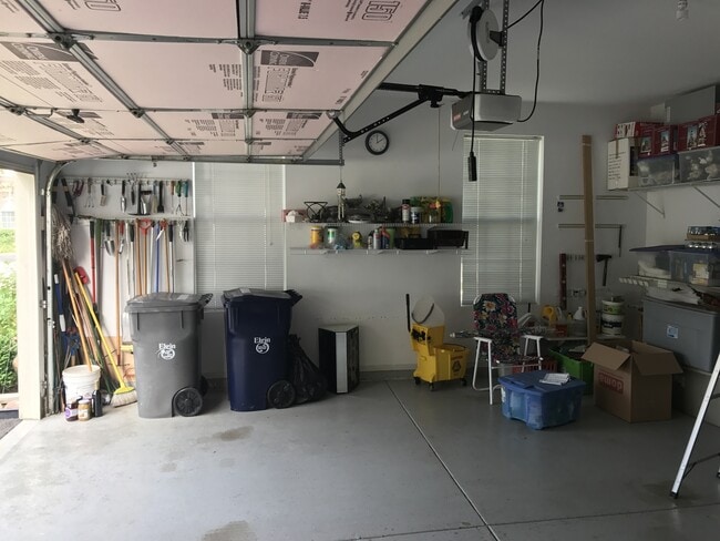 Building Photo - Exceptionally Clean 2-Bedroom Ranch with Double Car Garage