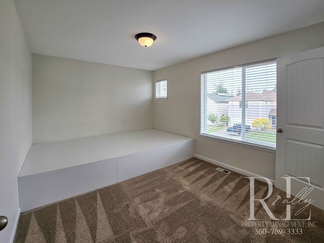 Building Photo - Spacious Port Orchard Home with Garage, Fu...
