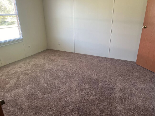 Building Photo - Large 16x80 Singlewide Mobile Home in Pine...