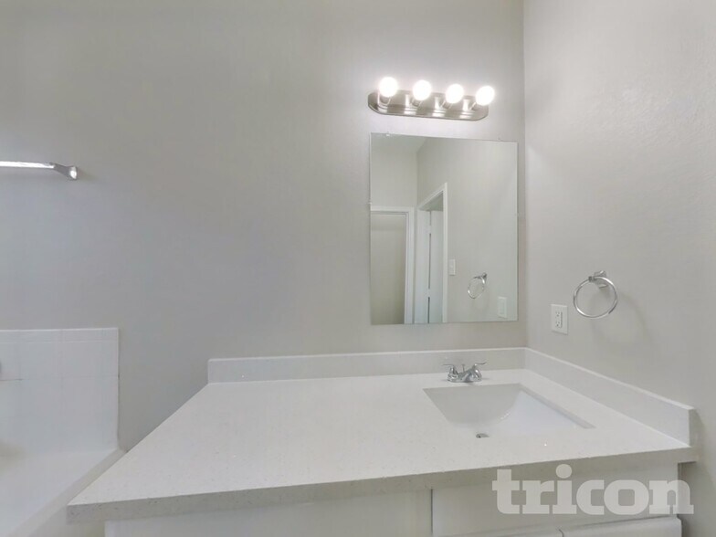 Building Photo - 21451 Sullivan Forest Dr