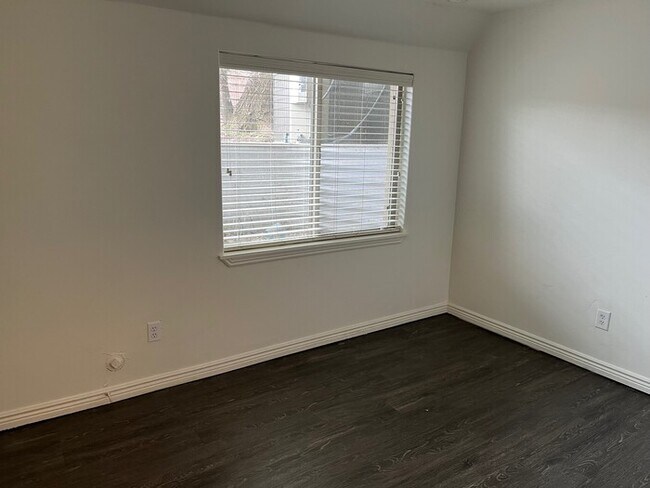 Building Photo - Fantastic Murray 3 Bedroom Townhome!