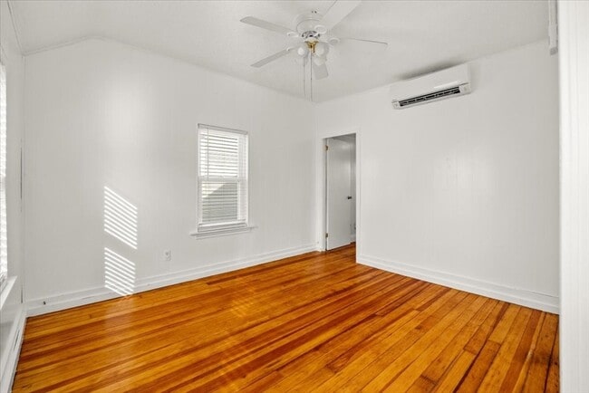 Building Photo - 154 Summit St