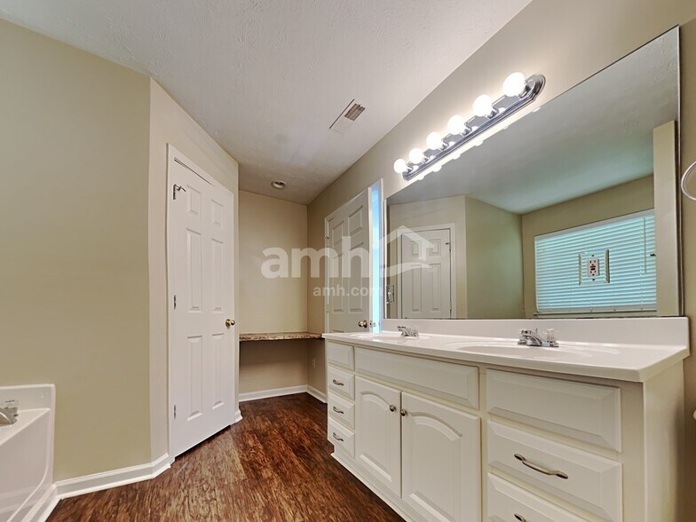 Building Photo - 322 Hillcrest Ln