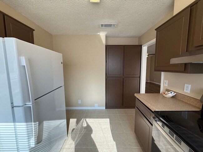 Building Photo - 302 Pinedale Dr