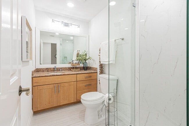 Building Photo - Newly Renovated 3 Bedroom Pool Home in Des...