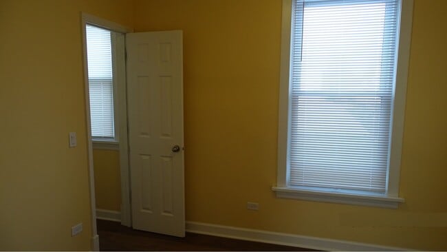 Building Photo - 5622 N Mango Ave
