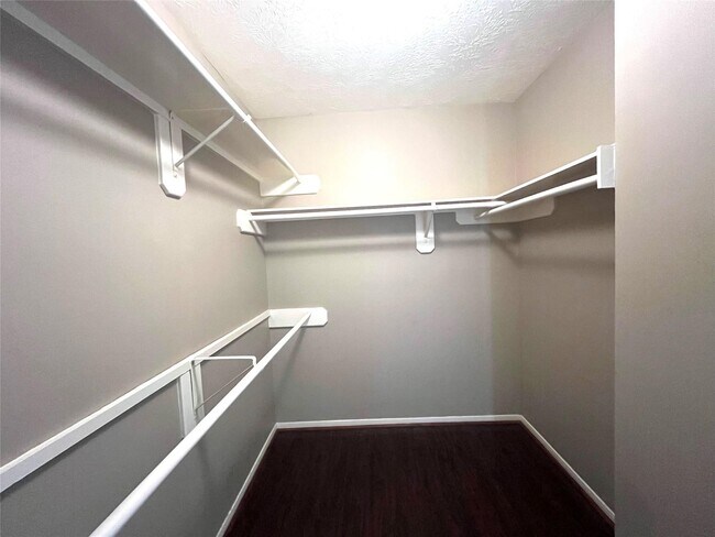 Building Photo - 146 Skycrest Dr