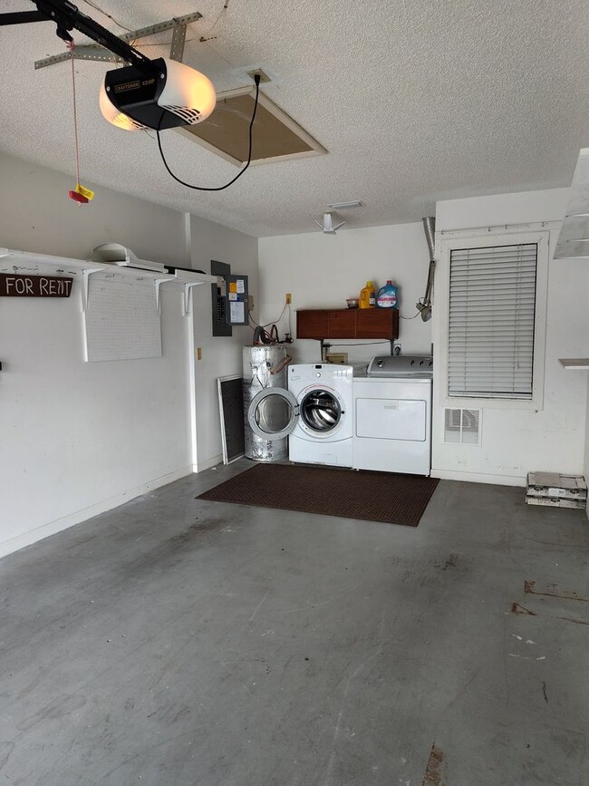 Building Photo - Charming 2/1 Home in Oak Run 55+ Community...