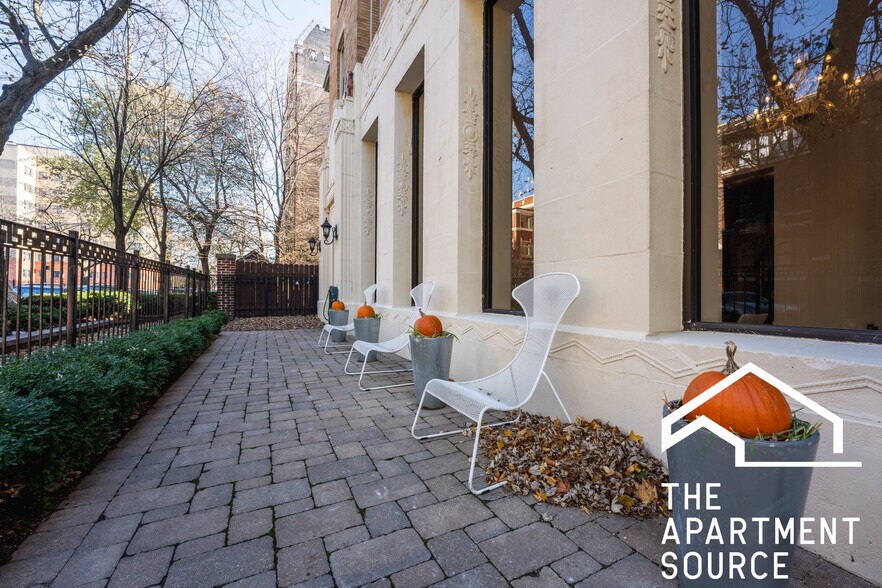 Building Photo - 925 W Carmen Ave