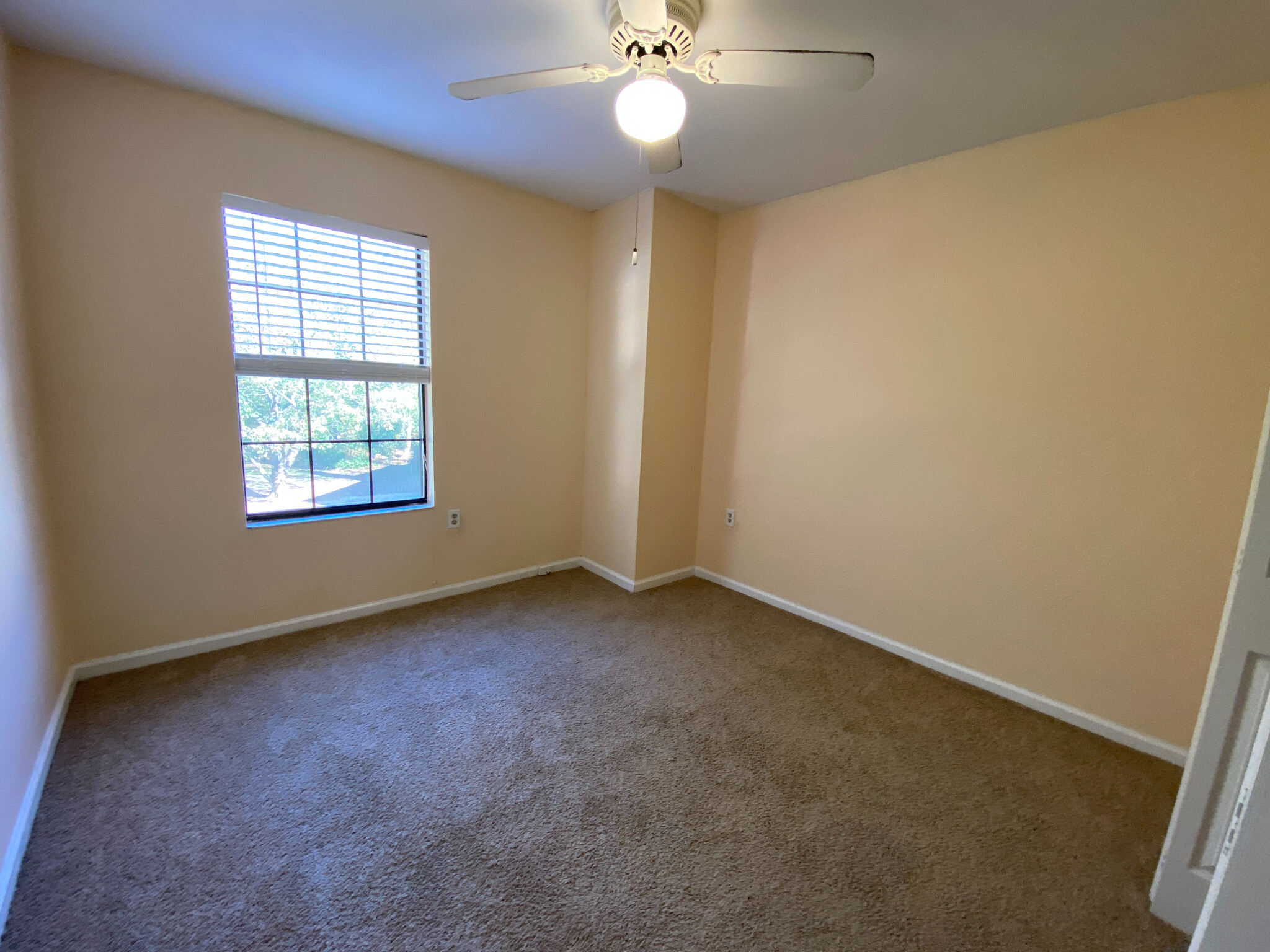 Building Photo - Room in Townhome on Falcon Rest Cir