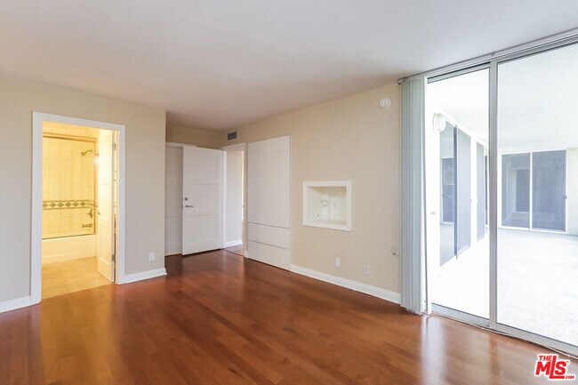 Building Photo - 723 Palisades Beach Rd
