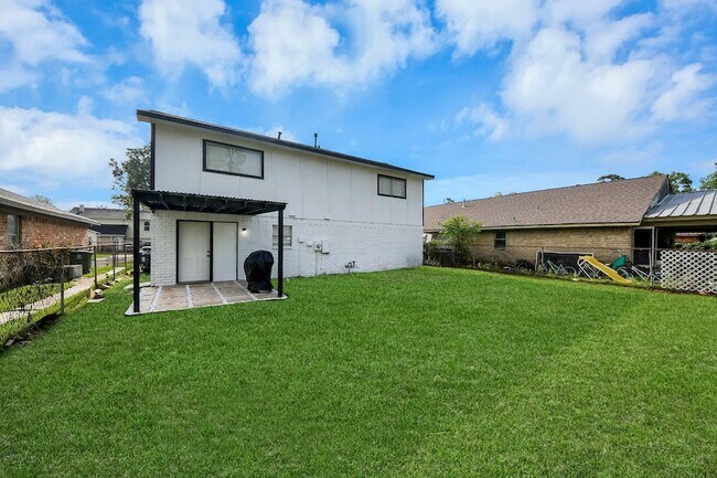 Building Photo - 8631 Valley Ledge Dr
