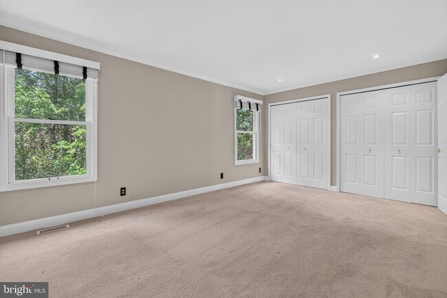 Building Photo - 305 Williamsburg Ct