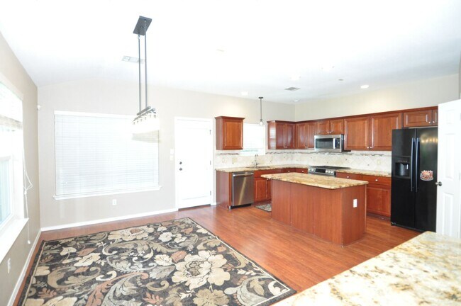 Building Photo - Amazing 3 bedroom, 2 bath home with an off...