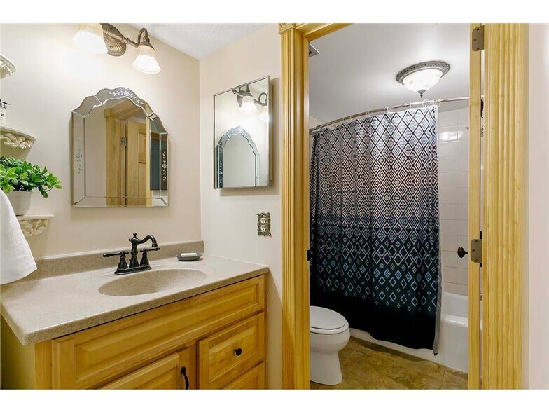 Primary Photo - 4560 Cedar Lake Rd S