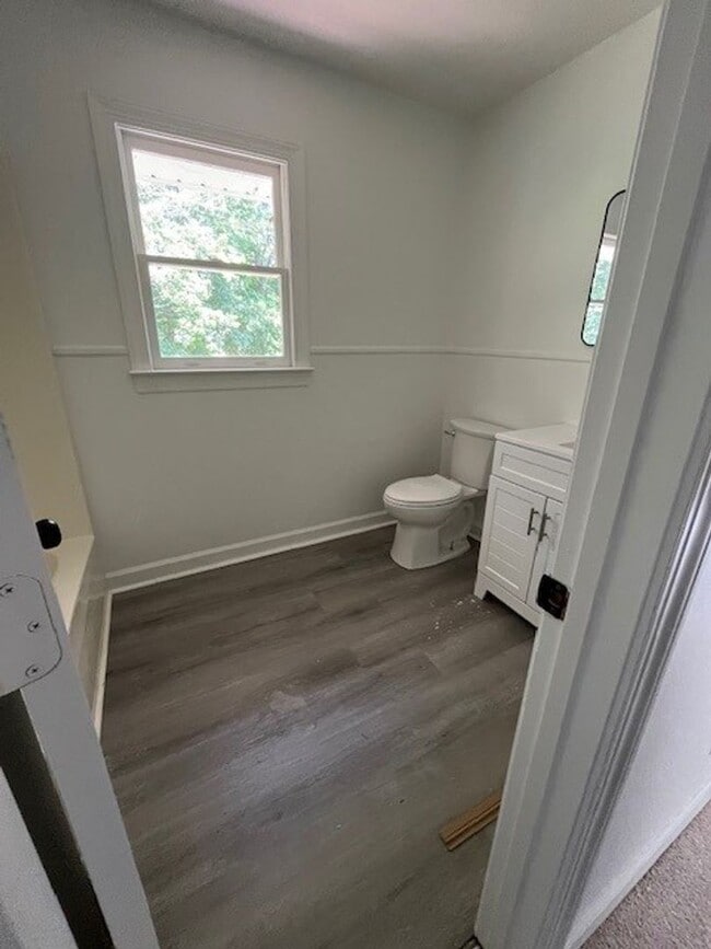 Building Photo - Two-Story Cape Cod- 3 Bed 2 Bath Greensbor...