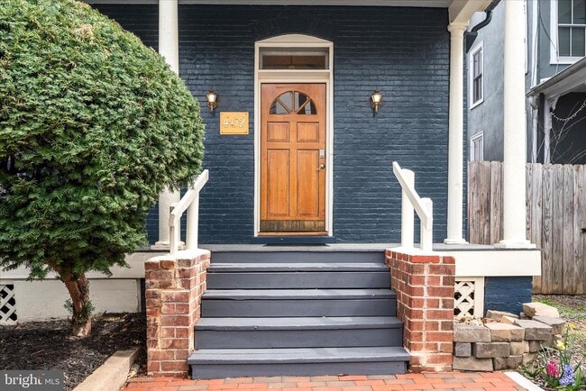 Building Photo - 402 S Loudoun St