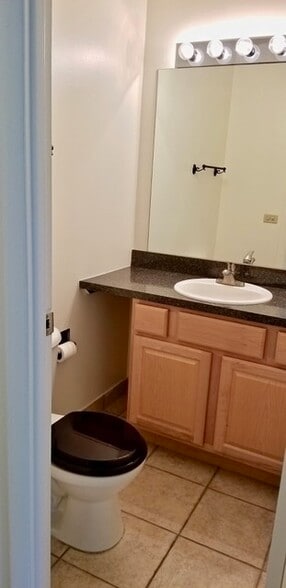 Building Photo - 6020 Oakwood Dr