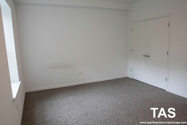 Building Photo - 1544 W Glenlake Ave