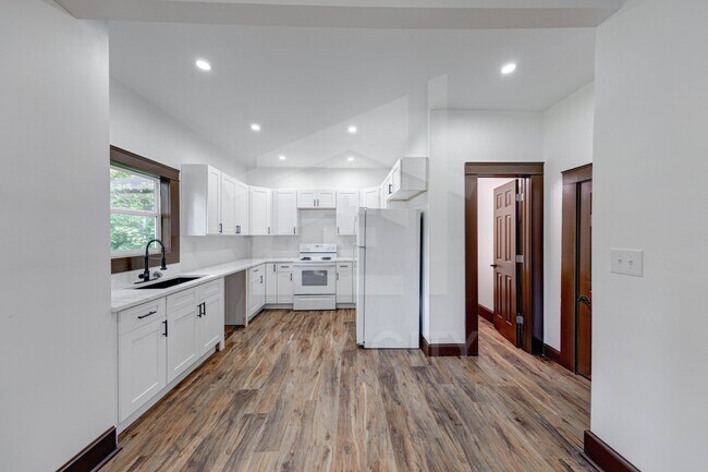Building Photo - 3634 N Kenwood Ave
