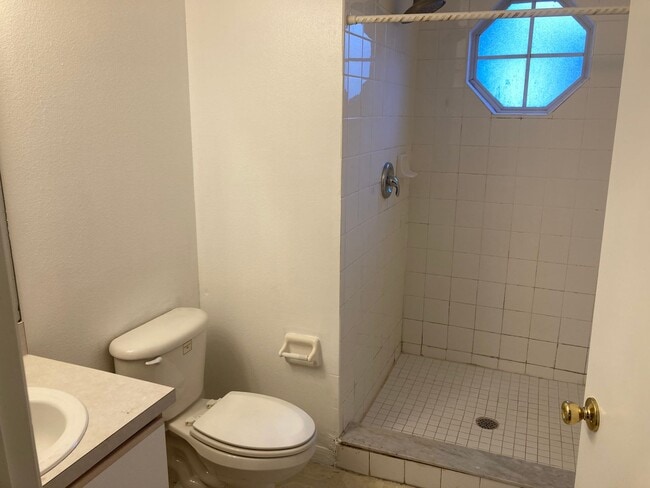 Building Photo - Large 2 master suites