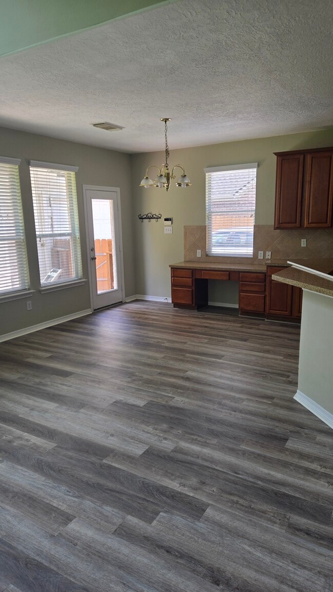Building Photo - 2126 Blue Water Bay Dr