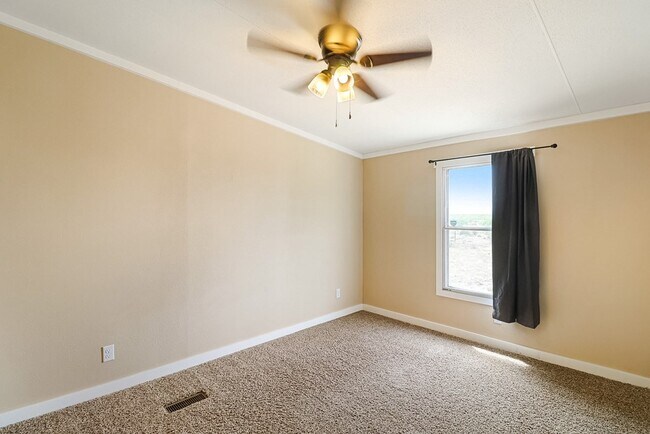 Building Photo - 14991 N Aster Ave