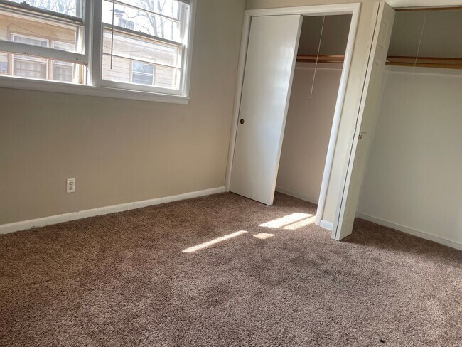 Building Photo - Adorable 3 bedroom 1 bathroom