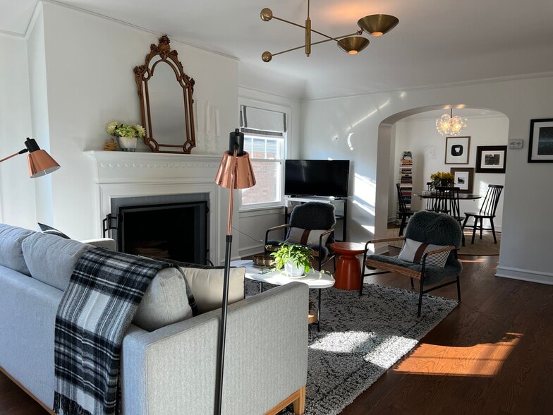 Working woodburning fireplace - 4479 N Woodburn St