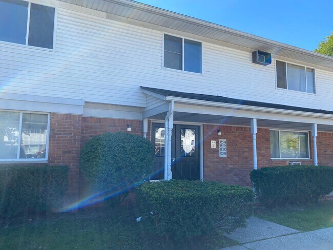 Building Photo - 2 Bedroom Condo in Clinton Township