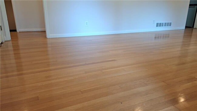 Building Photo - 1176 Converse Dr NE