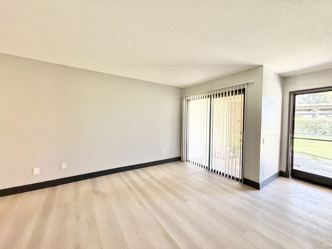 Building Photo - AVAILABLE NOW!! GORGEOUS 1 Bedroom 1 Bathroom - First Floor Condo in Palm Springs!!