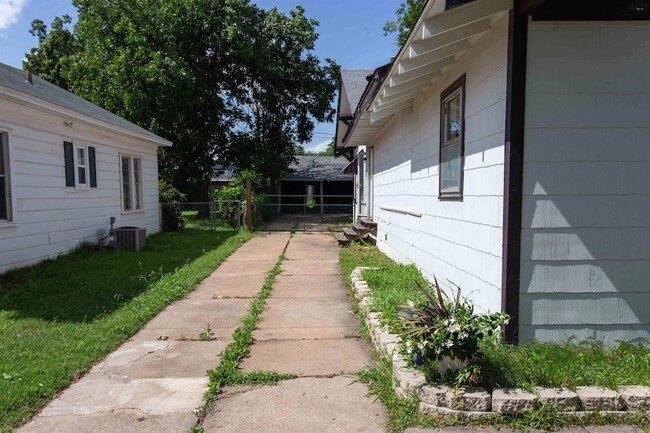 Building Photo - 1710 Pearl Ave