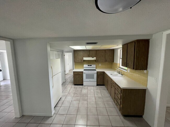 Building Photo - 2/1.5/1 New Port Richey