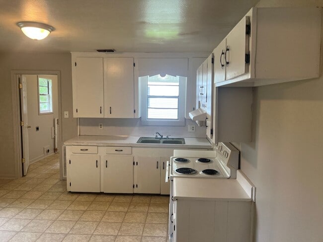 Building Photo - 2 Bed 1 Bath Home