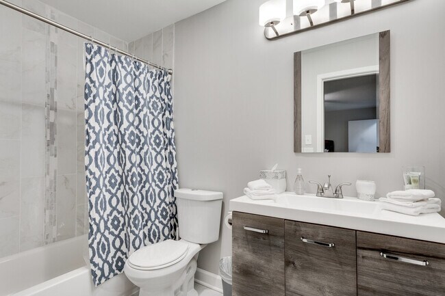 Building Photo - 226 S Hoyne Ave