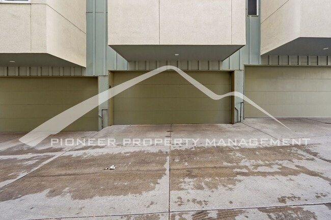 Building Photo - Gorgeous Townhome with Central AC and Rooftop Deck